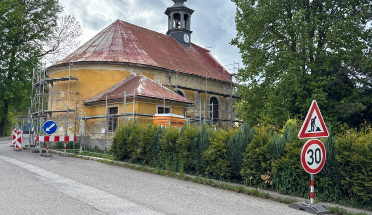 Investice do historie. V Ostašově zachraňují střechu kostela sv. Vojtěcha