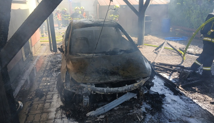 Plameny pohltily pergolu a vzápětí i auto. Hrozilo, že zachvátí i rodinný dům