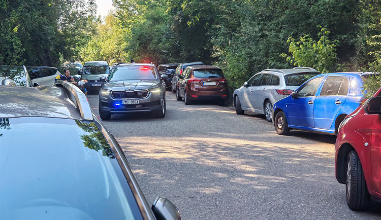 VIDEO: Parkovací chaos u jezera Poděbrady. Kolaps řešily policejní hlídky