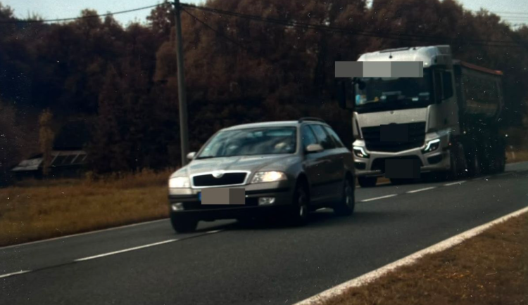 Cizinci letěli obcí přes sto. Policie jim zadržela řidičáky i vybrala kauci