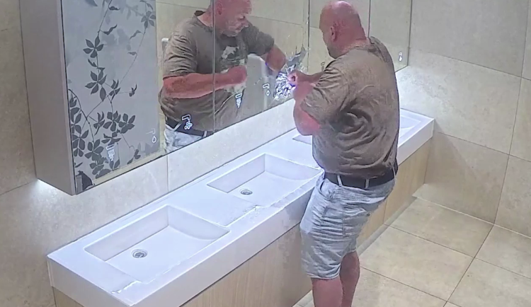 Neteklo mýdlo, tak dal pěstí zrcadlu. Policie hledá vandala ze smíchovského nákupáku
