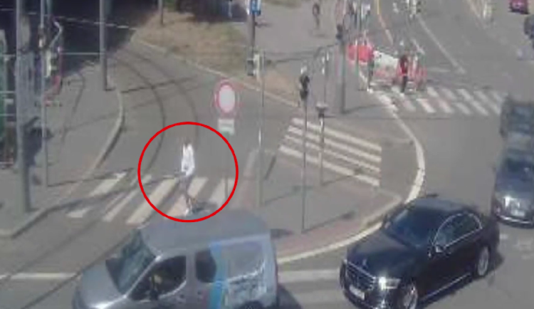 Pohrozil násilím a ukradl šperky za 140 tisíc. Policisté si na recidivistu počíhali