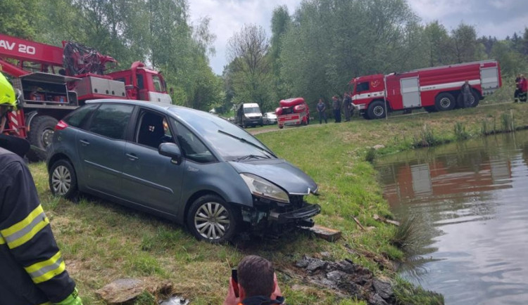 Řidička zůstala ve voze, který se rychle potápěl. Zachránil ji kolemjedoucí řidič
