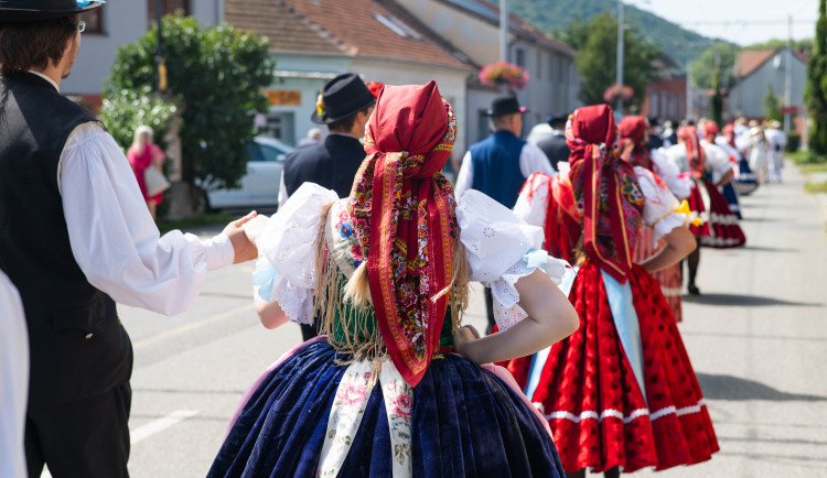 Opilec z Brna si nedal říct. Na hodech obtěžoval mladé ženy a chtěl se prát
