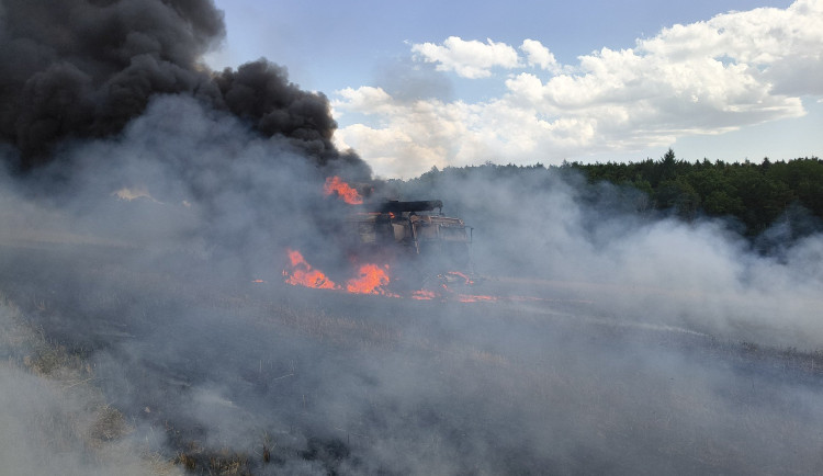 Tři požáry za jedno odpoledne. Sucho a horko dál zaměstnávají jihočeské hasiče