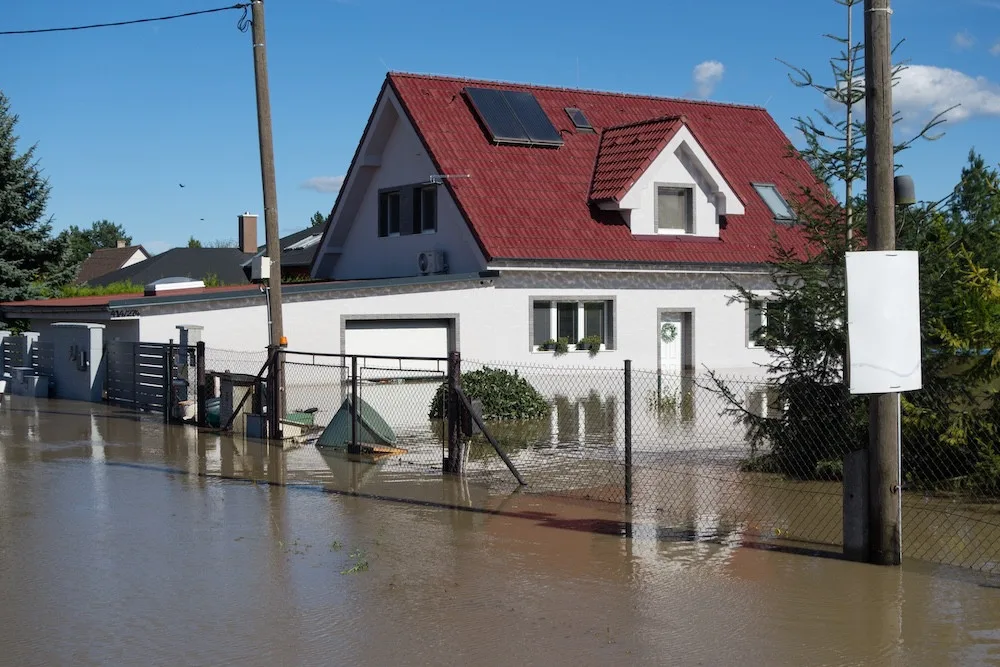 Lidé by neměli v oblastech postižených povodní pomáhat na vlastní pěst. Domluvte se s koordinátory, žádají kraje i Charita