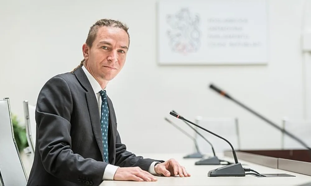 Vedení Pirátů včetně předsedy Bartoše hromadně rezignuje po volebním debaklu
