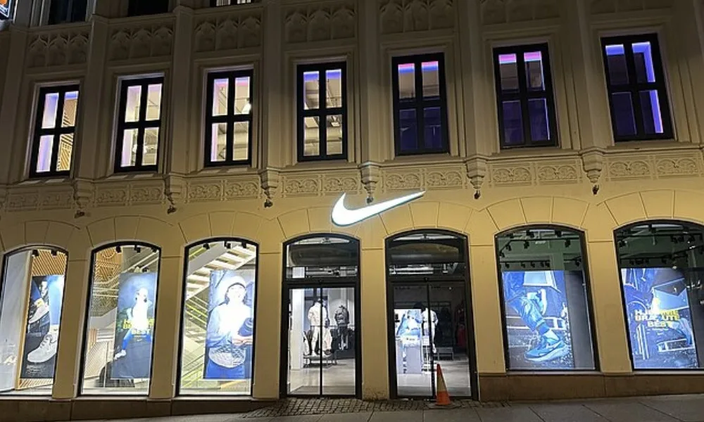 Nike na prahu změn: Nový CEO, snížené prognózy a tvrdá konkurence