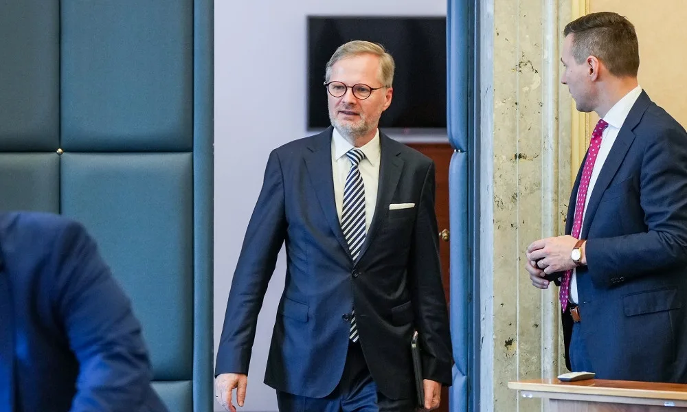 Návrh na zvýšení platů politiků v době ekonomických obtíží čelí kritice