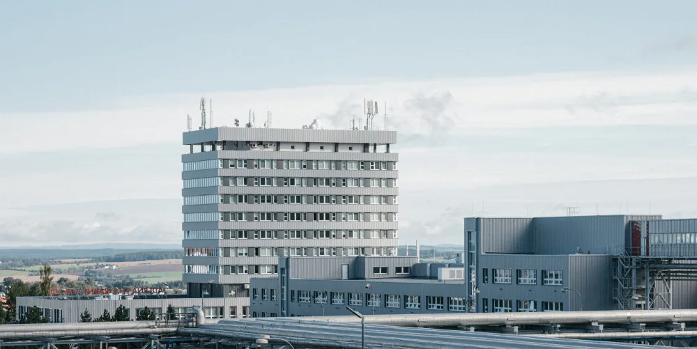 5G antény v areálu elektrárny
