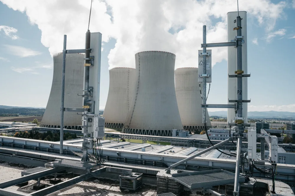 5G antény v areálu elektrárny