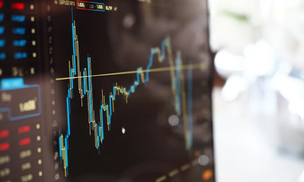 Dvě třetiny Čechů se snaží zhodnotit finance, investování roste s příjmy a vzděláním