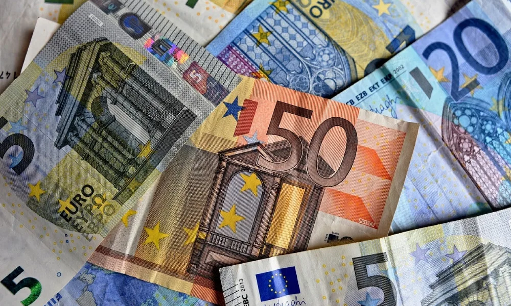 Padělání peněz se podle ČNB v roce 2024 výrazně snížilo