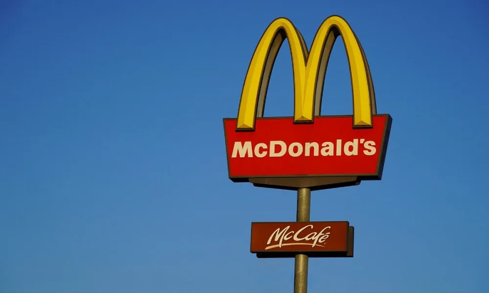 Akcie McDonald's prudce klesly po spojení čtvrtlibrových hamburgerů s fatální epidemií E. coli