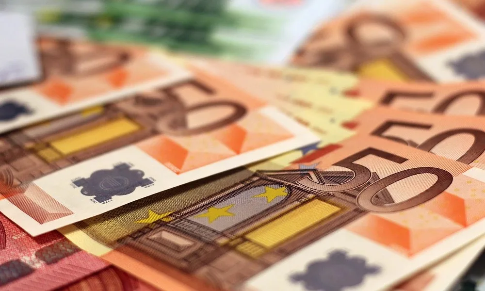 Růst ekonomiky eurozóny předčil očekávání, vyhlídky však zůstávají slabé kvůli rizikům z USA a Číny