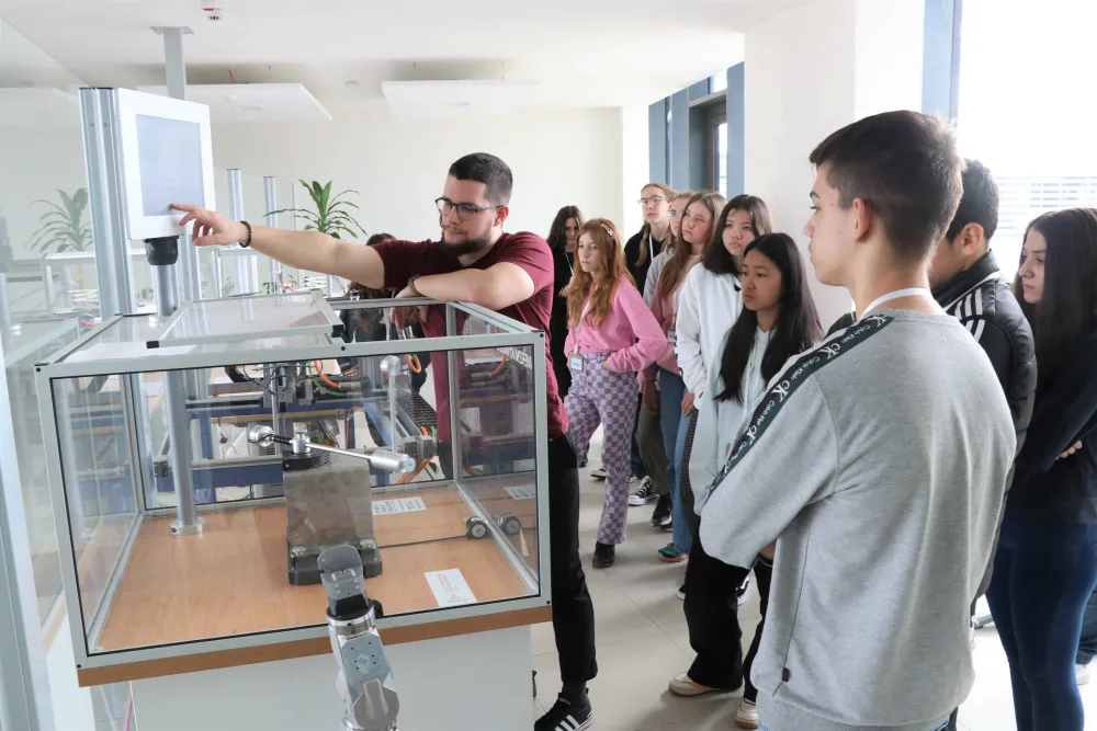 Univerzita ukáže veřejnosti nové roboty, třeba ten, který zastřihává vinice. Chybět nebude ani robopes SPOT
