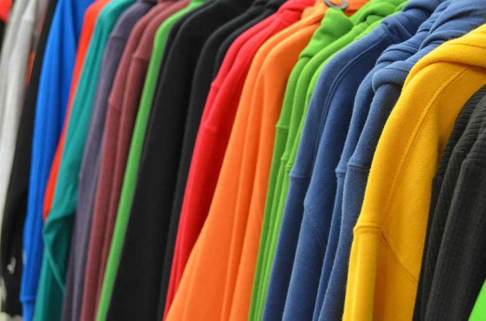 Recyklace textilu je v Ostravě velkým tématem. Co nevezme charita, slouží k výrobě městského vybavení