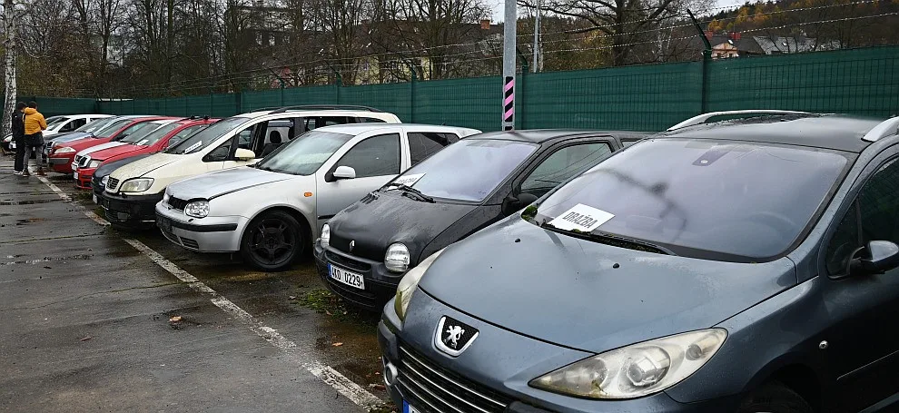 Město dražilo odstavená auta. Aukce vynesla téměř 30 tisíc korun