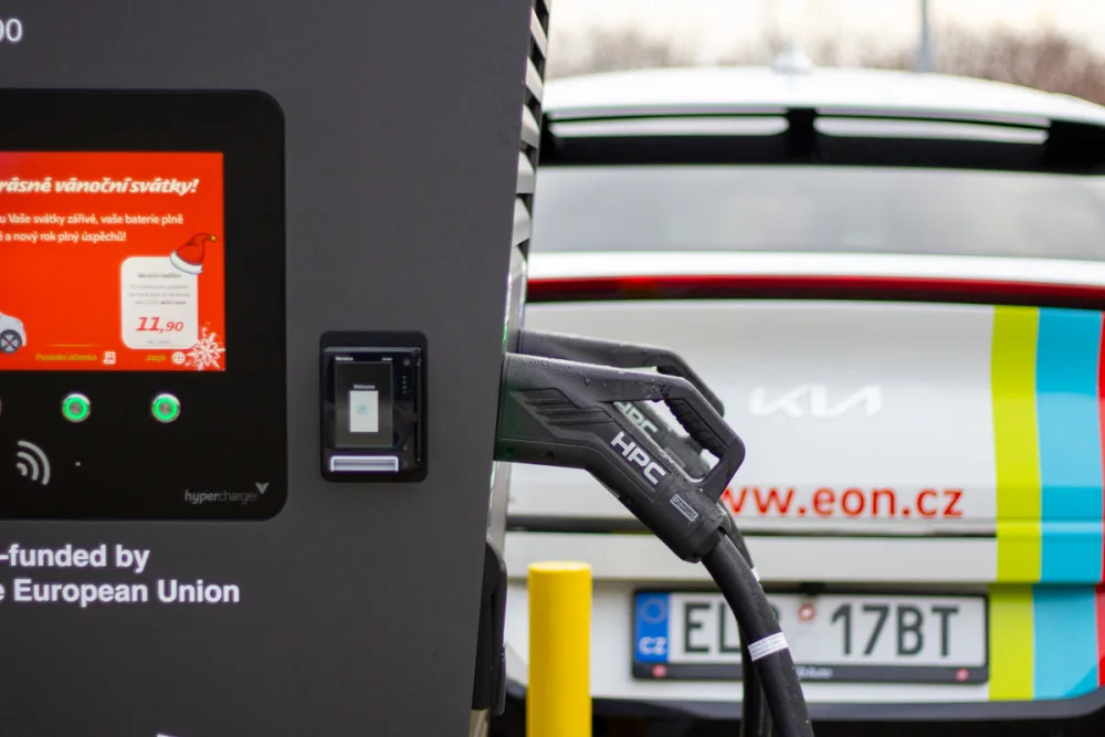 Majitelé elektromobilů nově nabijí své vozy v OC Futurum do několika minut