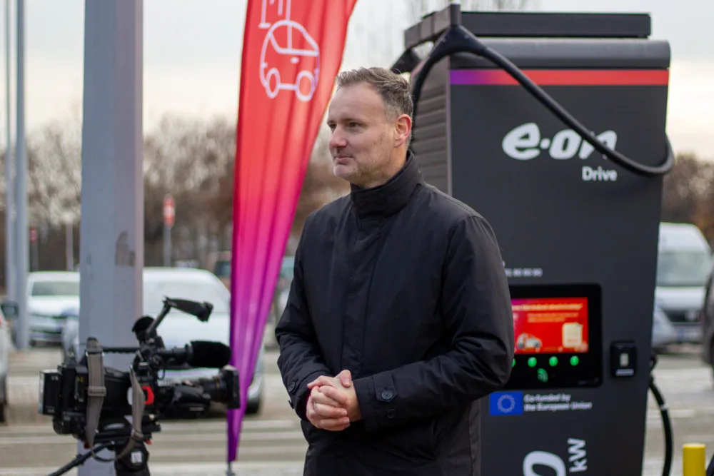 Jednatel E.ON Drive Infrastructure Martin Klíma uvedl, že otevřením těchto nových nabíječek společnost napojuje na hlavní tranzitní koridor České republiky, dálnici D1.