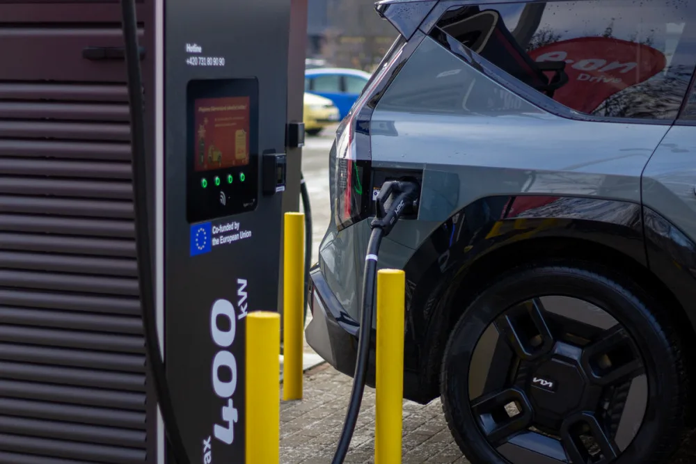 Majitelé elektromobilů nově nabijí své vozy v OC Futurum do několika minut