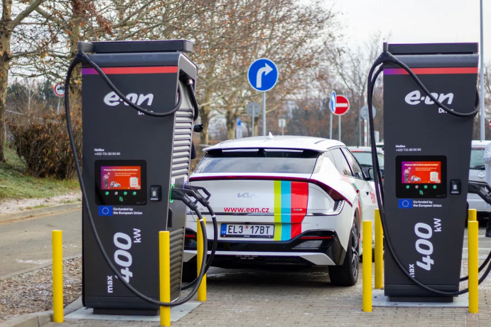 Majitelé elektromobilů nově nabijí své vozy v OC Futurum do několika minut