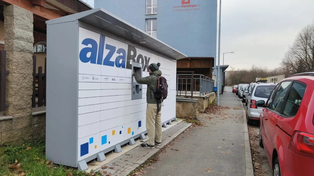 Výdejní box v Plzni na Borech. Jen kousek dál jsou další čtyři u obchodního centra.