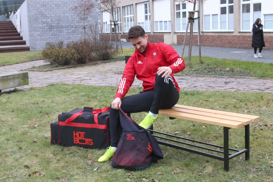 Už žádné zmrzlé nohy fotbalistů na střídačce, liberecká univerzita pro ně navrhla vyhřívaný vak
