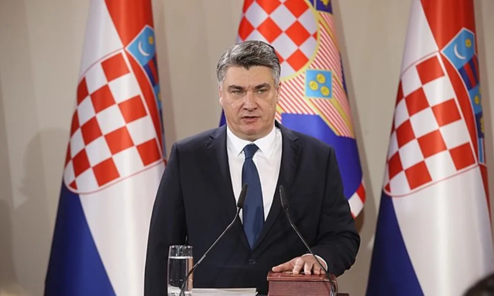 Chorvatské prezidentské volby: Milanović a Primorac postupují do druhého kola