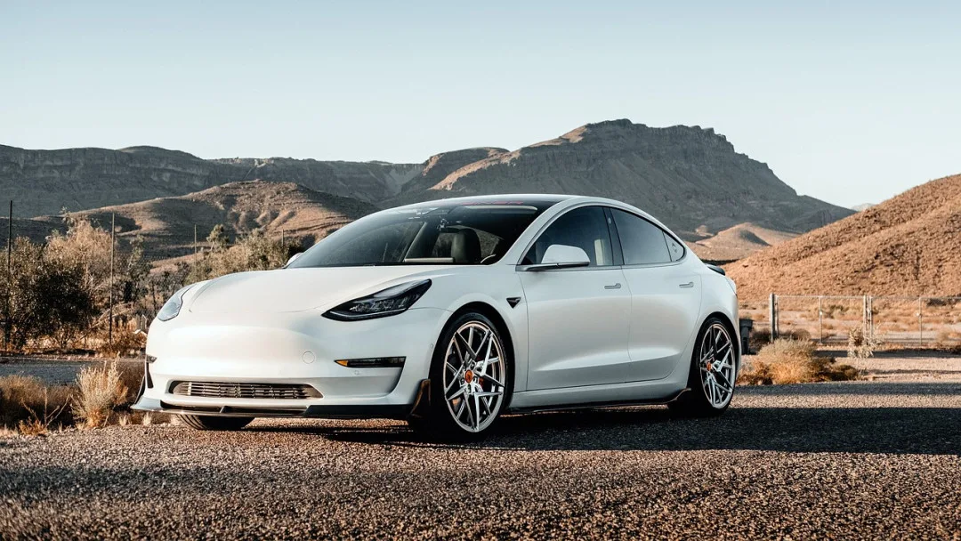 Tesla zažívá první pokles prodejů od roku 2011