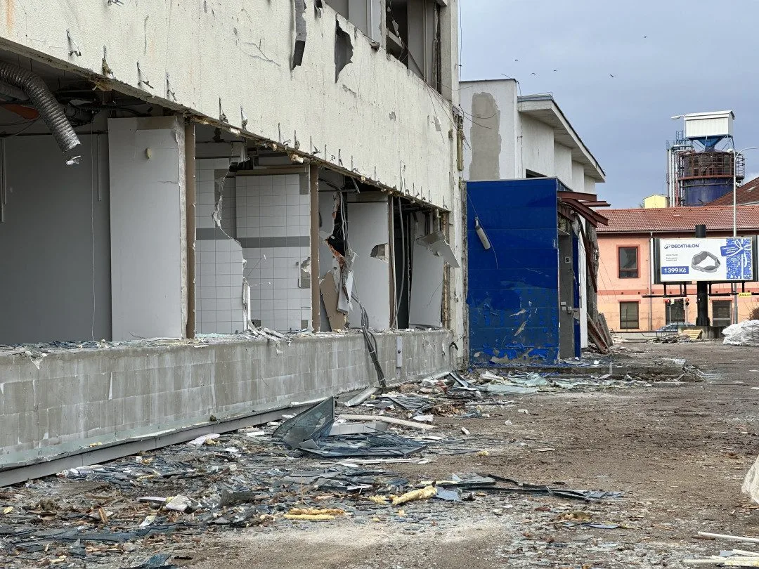 Bývalá budova společnosti Čevak jde k zemi, nahradí ji nový Lidl. V okolí vyroste nová bytová čtvrť