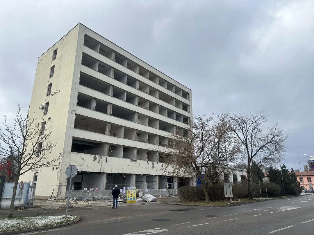 Bývalá budova společnosti Čevak jde k zemi, nahradí ji nový Lidl. V okolí vyroste nová bytová čtvrť