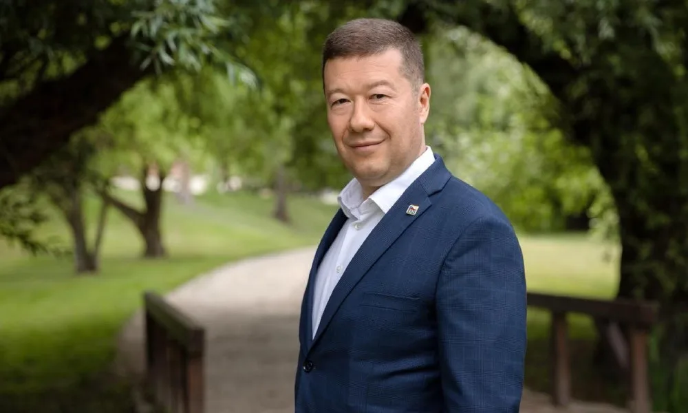 KOMENTÁŘ: Okamura zahnán do kouta, trestní stíhání je jeho poslední nadějí