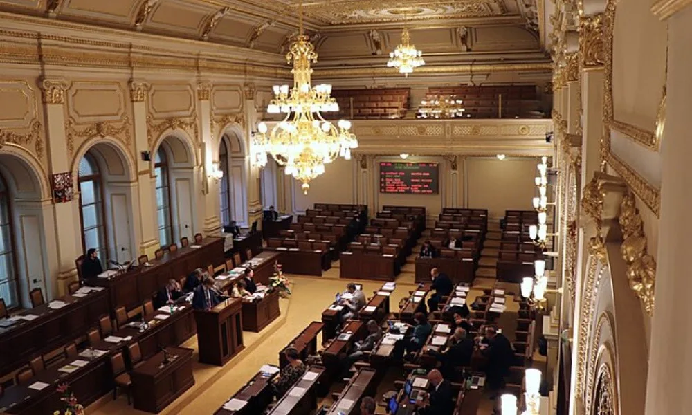 Poslanci schválili zvýšení platů politiků o 7 %, opozice s návrhem na zmrazení platů politiků neuspěla