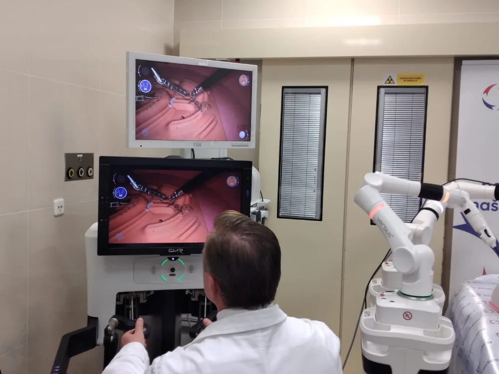 V brněnské nemocnici už rok pomáhá lékařům robot. Operoval už přes stovku lidí