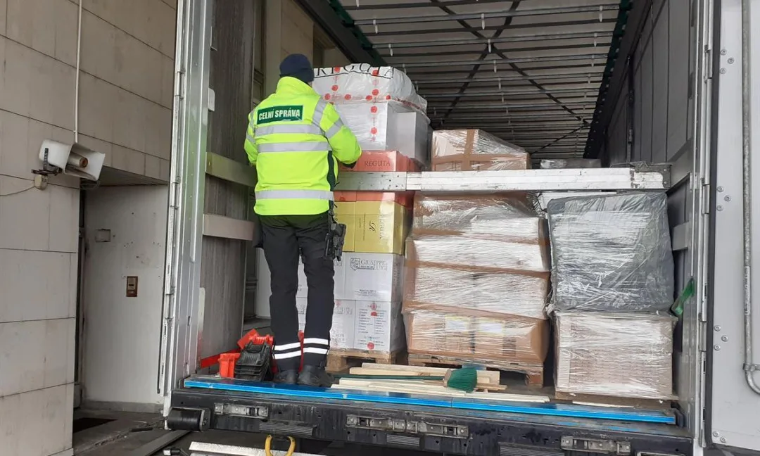 Nelegální převoz alkoholu a pohonných hmot neustává, zlobí se jihomoravští celníci