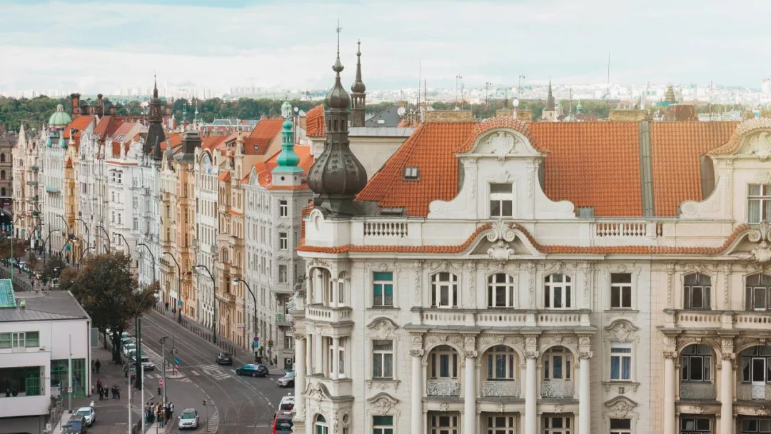 KOMENTÁŘ: Více stavět, méně omezovat. Regulace sdíleného ubytování bydlení nezlevní