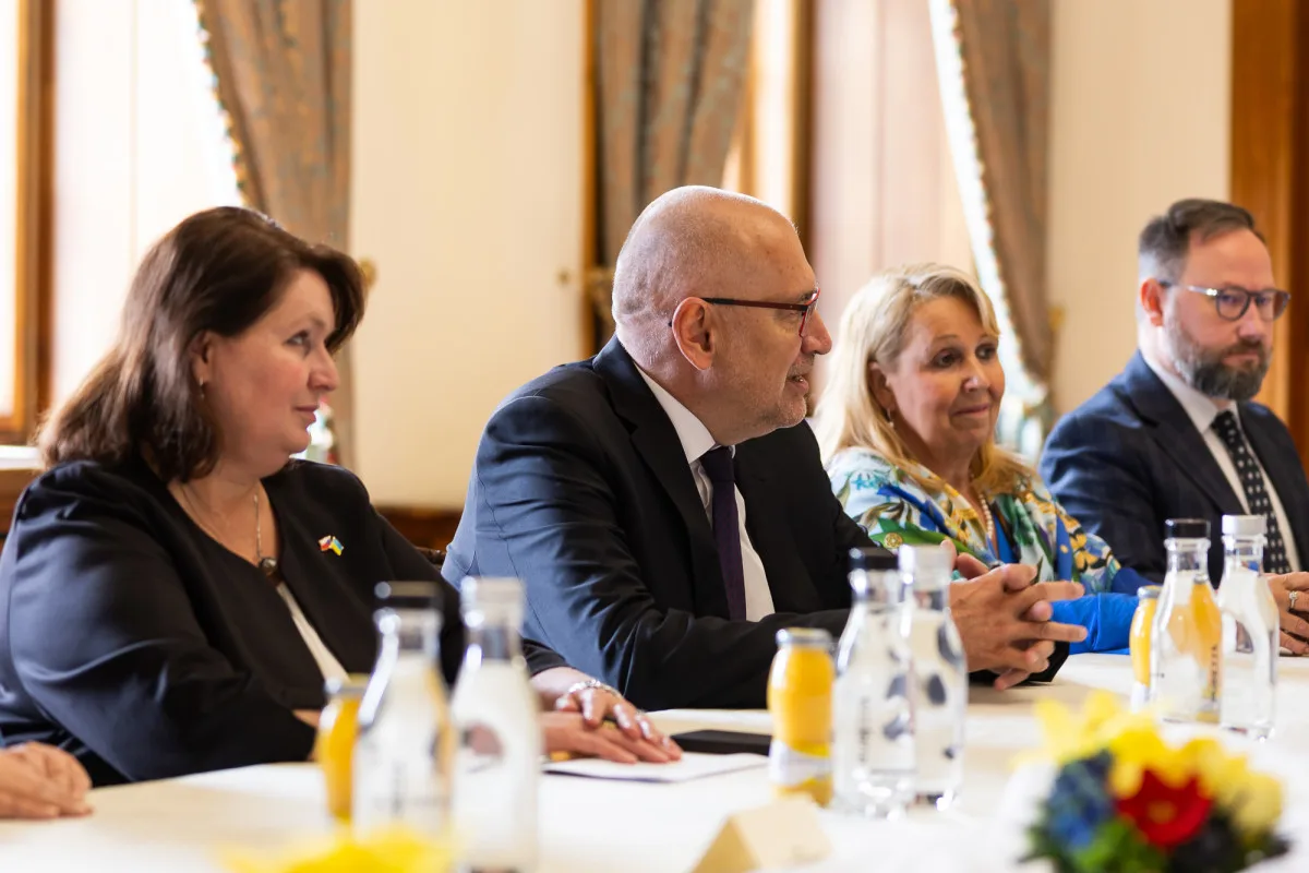 Filozofická fakulta UK bude spolupracovat s Ukrajinou, mimo jiné i v boji proti dezinformacím