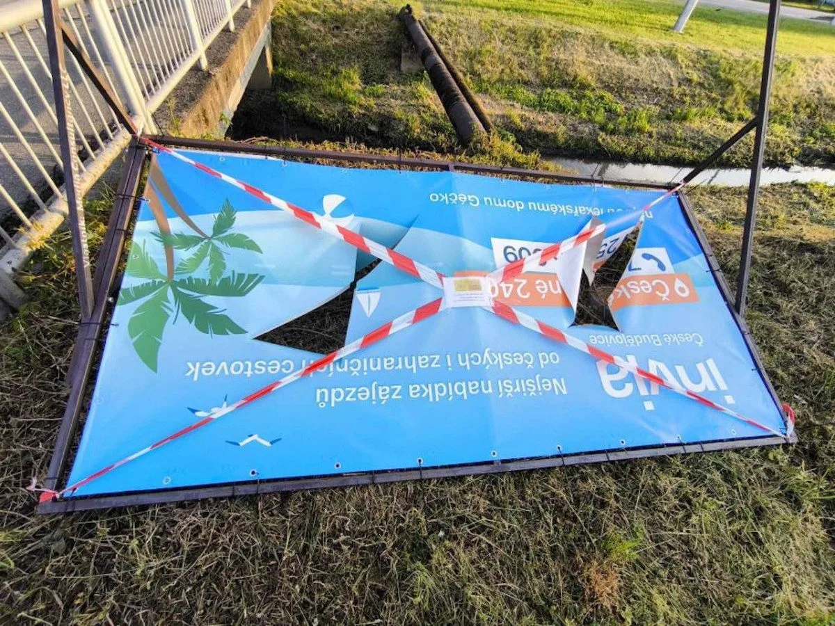 Falešná exekuce nezabrala. Šaráda s nelegální reklamou pokračuje