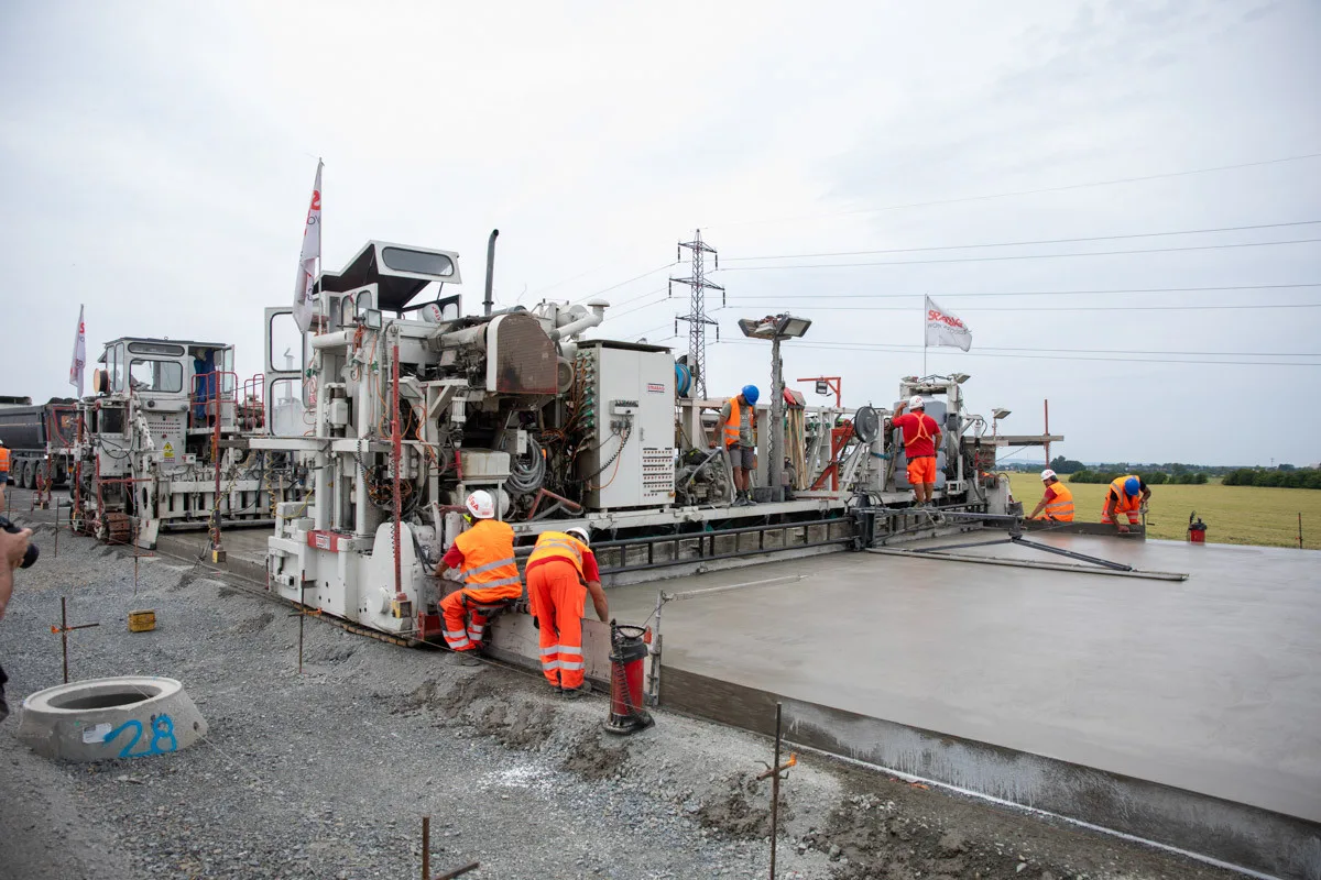 Betonáž vytouženého úseku D1 u Přerova jede naplno.