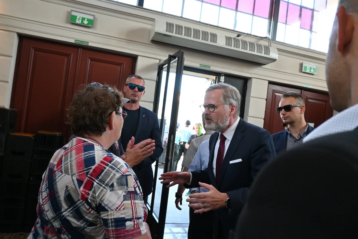 Vlastizrádce, hanba, skandovali odpůrci Petra Fialy. Debatu v Plzni zahalila pachuť nenávisti