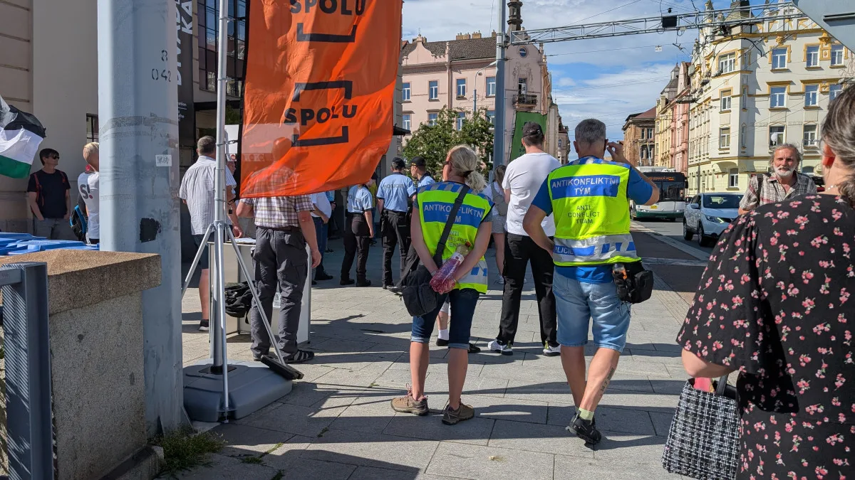 Vlastizrádce, hanba, skandovali odpůrci Petra Fialy. Debatu v Plzni zahalila pachuť nenávisti