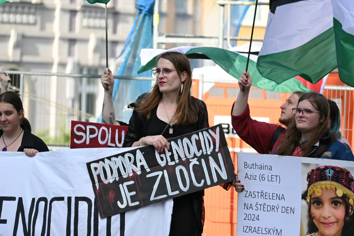 Vlastizrádce, hanba, skandovali odpůrci Petra Fialy. Debatu v Plzni zahalila pachuť nenávisti