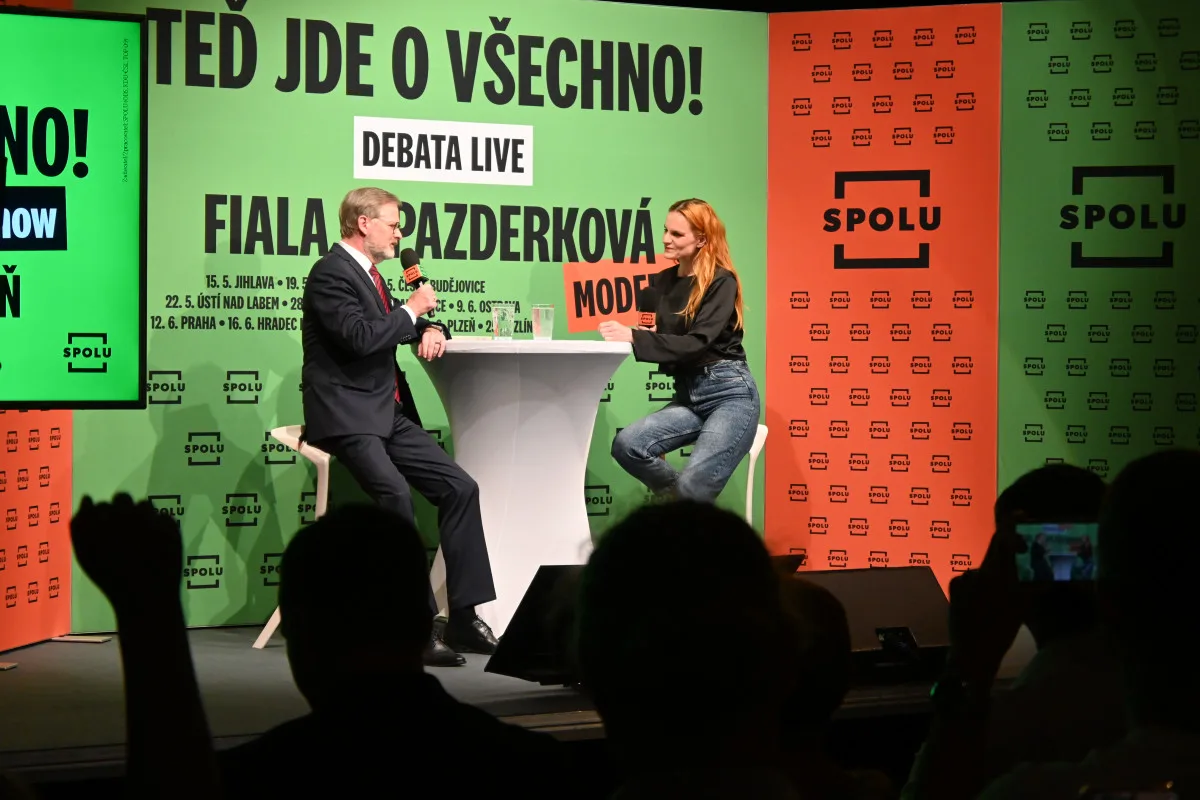 Vlastizrádce, hanba, skandovali odpůrci Petra Fialy. Debatu v Plzni zahalila pachuť nenávisti