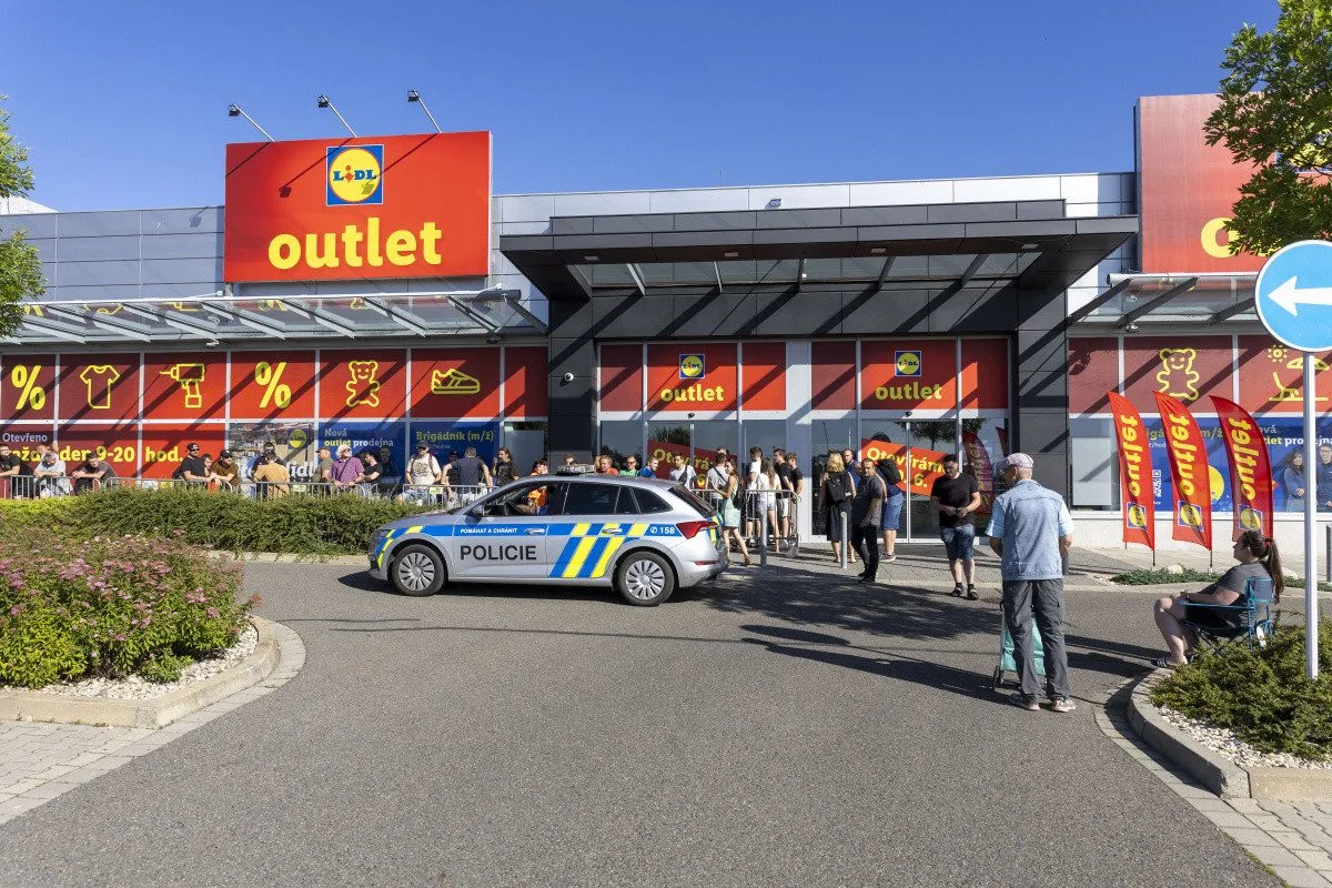 Fronta před prodejnou Lidl Outlet v Olomouci