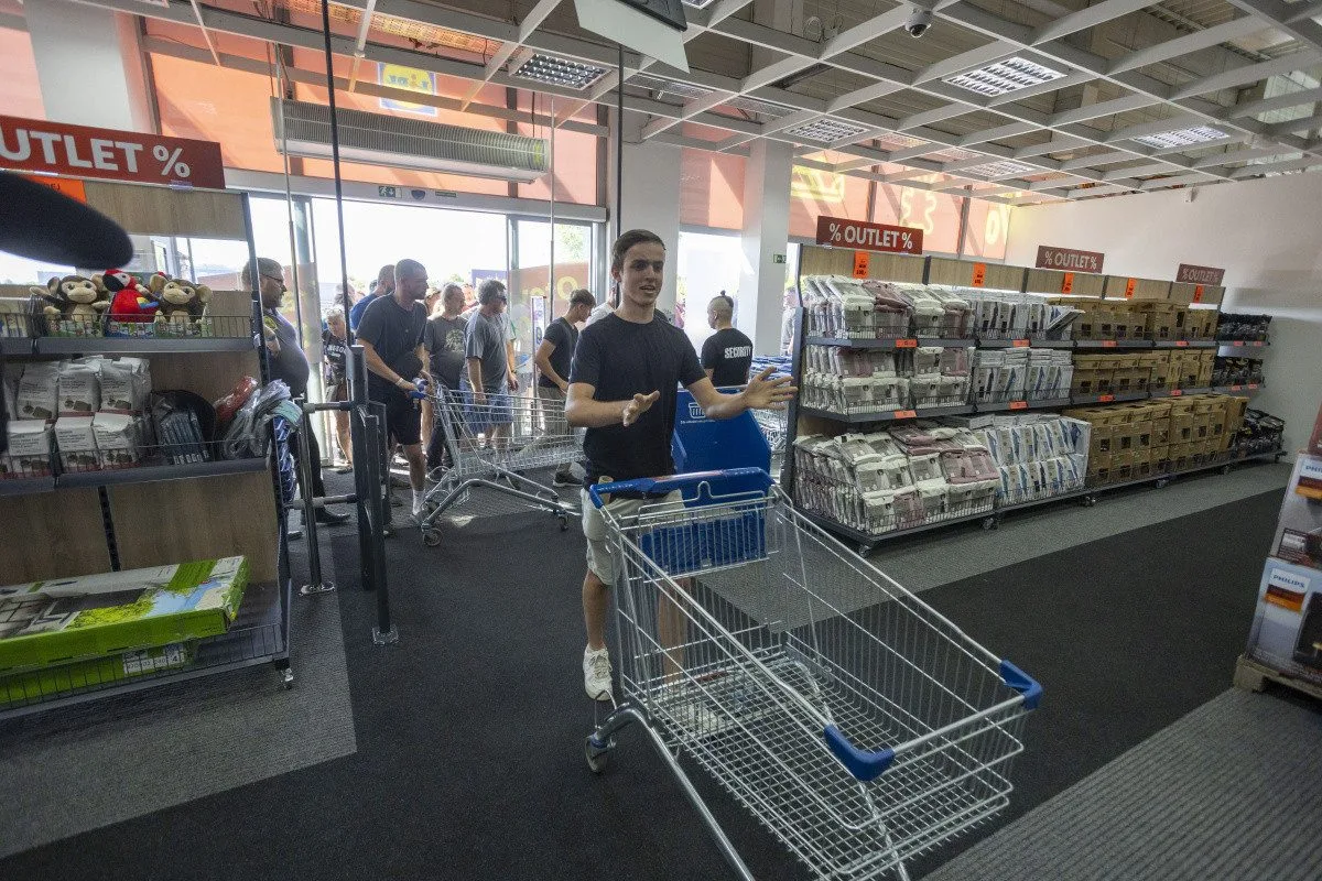 FOTO, VIDEO: Pět hodin ve frontě a ušetřené tisíce. Lidl Outlet v Olomouci vyvolal nákupní horečku