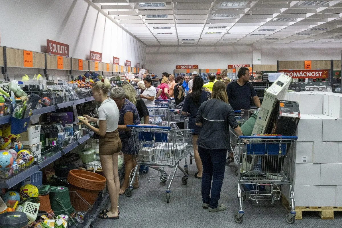 FOTO, VIDEO: Pět hodin ve frontě a ušetřené tisíce. Lidl Outlet v Olomouci vyvolal nákupní horečku