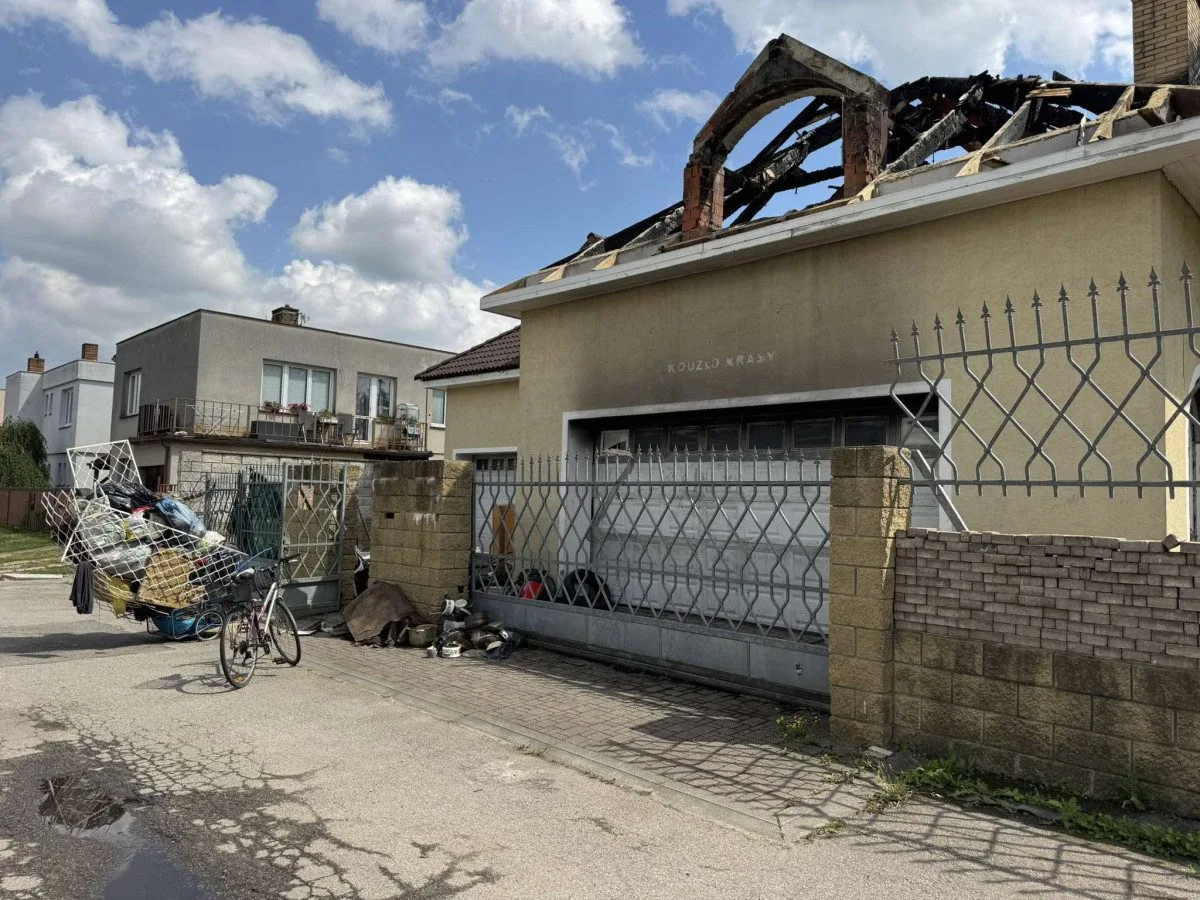 Ohořelá vila je noční můrou sousedů, problematický majiteli chce přestavět na obchodní dům