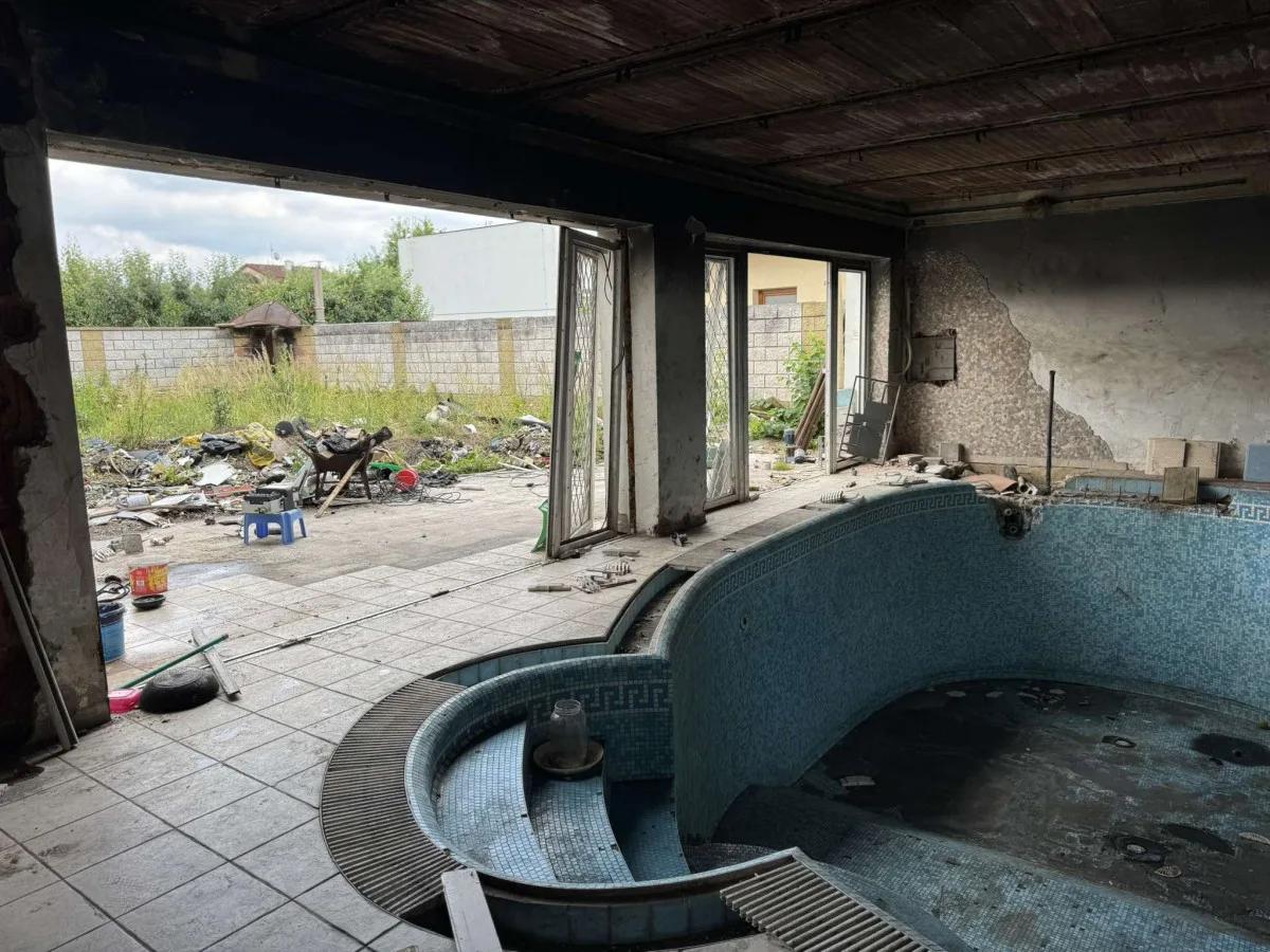 Ohořelá vila je noční můrou sousedů, problematický majiteli chce přestavět na obchodní dům