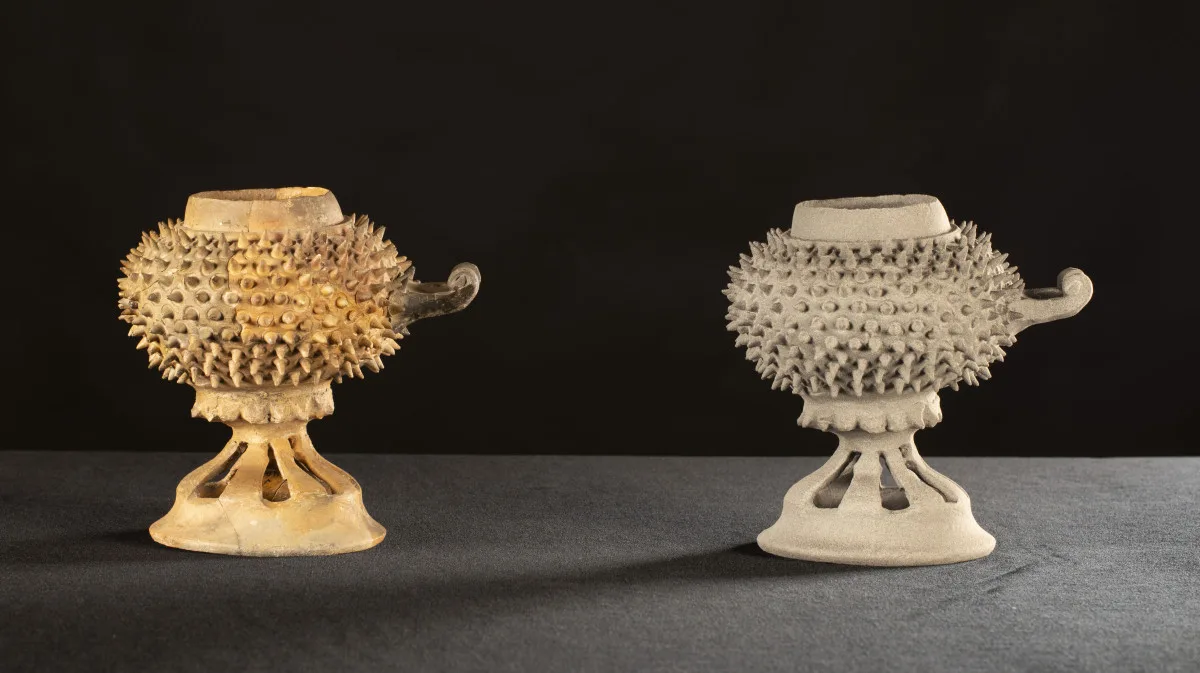 Originál a nedokončená kopie poháru z hradu Křivoklát, který pochází ze spáleniště z roku 1421.